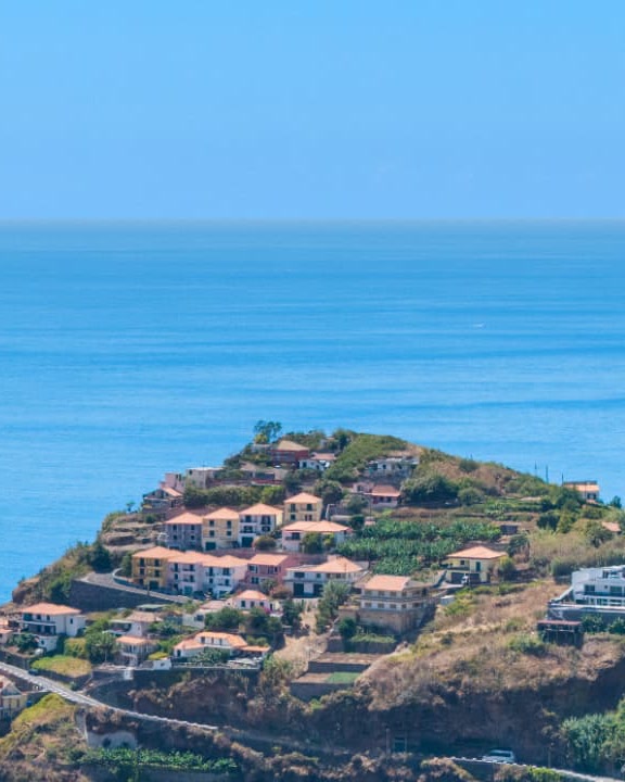 Vista aérea da costa em socalcos e das casas da Ribeira Brava, Madeira